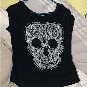 Black short sleeve w/skull. Size med/large